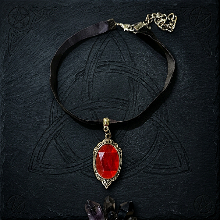 CHOCKER EM VELUDO COM CAMAFEU PEDRA vermelha