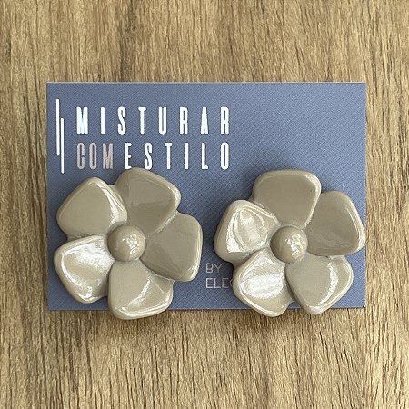 Brinco Flor de Resina Aberta Pequena - Caramelo