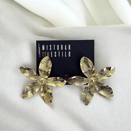 Brinco Flor Max Escovado - Dourada