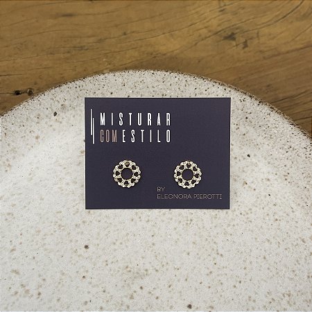 Brinco Mini Corações Vazados com Zircônia - Dourado