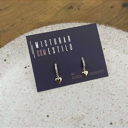 Brinco Meia Argola de Zircônia e Coração