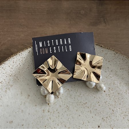 Brinco Losango Dourado com 3 Pérolas Penduradas