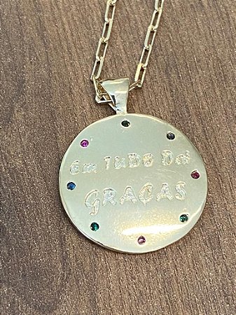 Colar com Medalha "Em Tudo Dai Graças" corrente Cartier Fina - Dourado