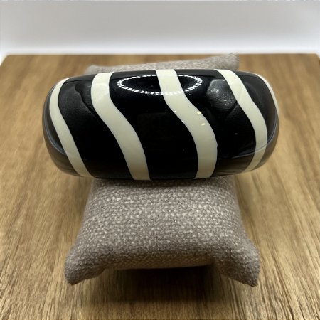 Bracelete de Resina - Preto e Branco