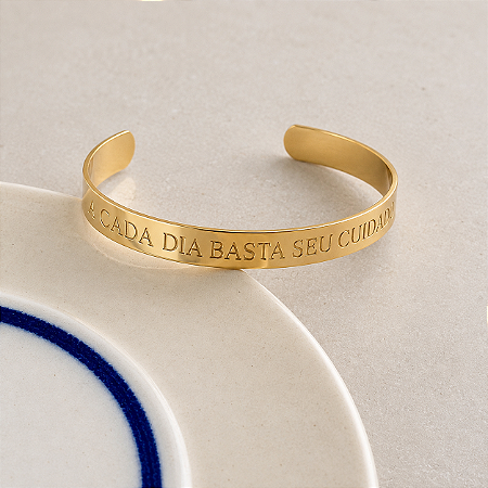 Bracelete Frase - ''A Cada Dia Basta o Seu Cuidado'' - Dourado