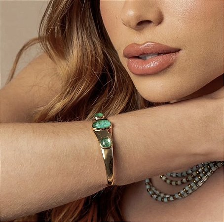 Pulseira pedras na cor colombiana