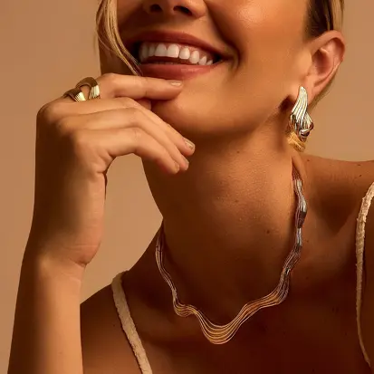 Colar dourado escultural wave sculpted