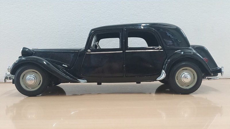 Maisto -Citroën 15CV 6 Cyl. 1952 - 1/18 (sem caixa)