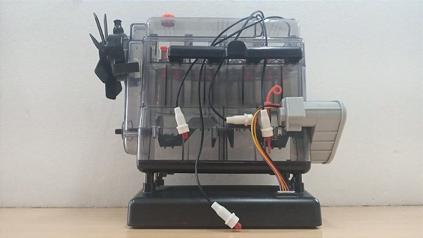 Sucata - Motor de Combustão Interna de quatro cilindros em linha.