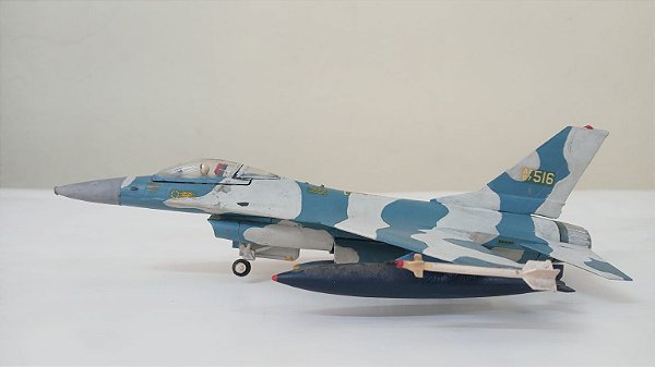 HTC - F-16A Fighting Falcon (Kit Montado/Sucata) - 1/72