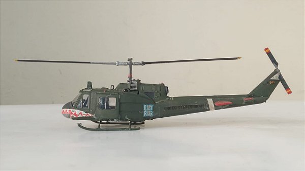 HTC - Bell UH-1B Huey (Kit Montado/Sucata) - 1/72