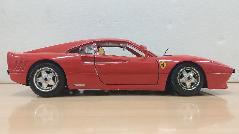 Sucatas - Ferrari GTO 1984 - 1/18 (Sem Caixa)