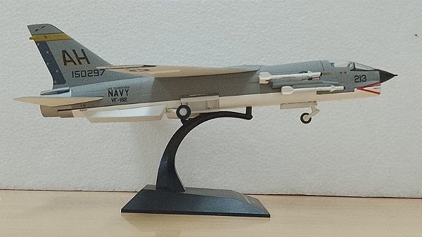 Jatos de Combate - Vought F-8E Crusader (Estados Unidos) - 1/72 (Sem caixa)