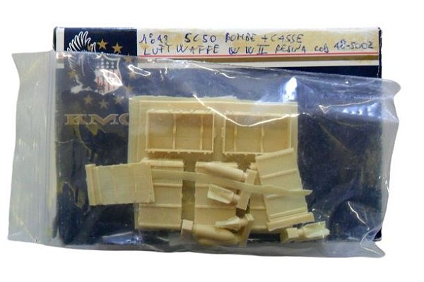 KMC - GERMAN LUFTWAFFE BOMB & CRATE WWII - 1/48