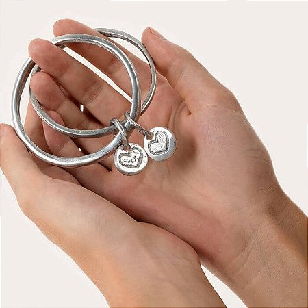 Pulseira duas argolas dois pingentes coração