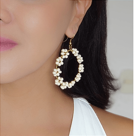 Brinco flor miçangas branco