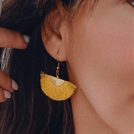 Brinco meia lua dourado amarelo