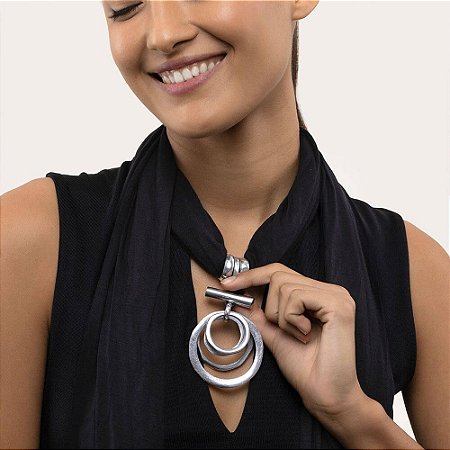 Colar echarpe preta circulo barrete alumínio Vestopazzo