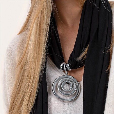 Colar echarpe preta circulo  alumínio Vestopazzo
