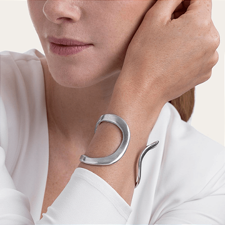 Bracelete rígido irregular vazado