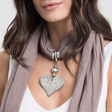Colar Echarpe Vestopazzo com Pingente de Coração em Alumínio