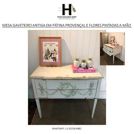 MESA GAVETEIRO ANTIGA EM PÁTINA PROVENÇAL OFF WHITE E PINTURA A MÃO COM DELICADO MOTIVO FLORAL