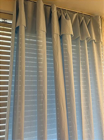 Cortina com babado em linho