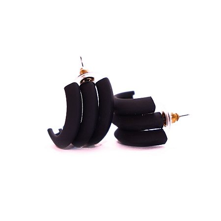 Brinco Meia Argola Resina Preto