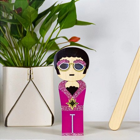 ESCULTURA DE MADEIRA KOKESHI ELTON JOHN