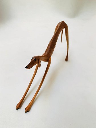 ESCULTURA MADEIRA CACHORRO ESPREGUICANDO P 26CM