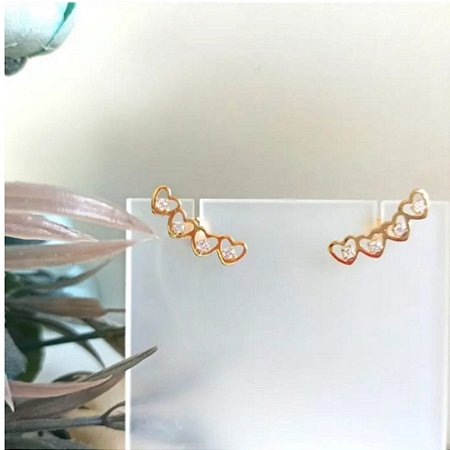 Brinco Ear Cuff de Corações com Pontos de Luz Folheado à Ouro 18K