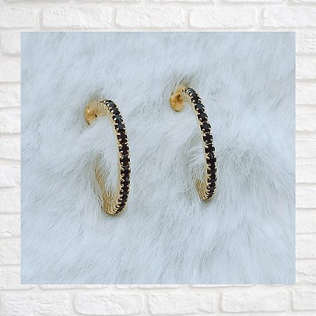 Brinco Meia Argola com Zircônias Negras Folheado à Ouro 18K