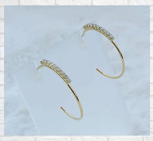 Brinco Meia Argola com Strass Folheado à Ouro 18K