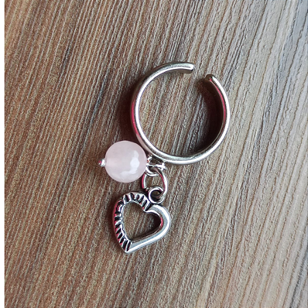 Anel Prateado Pingentes Coração e Quartzo Rosa