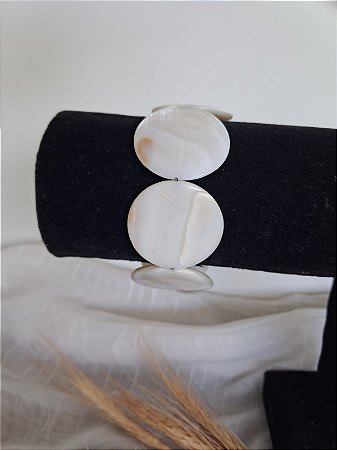 Pulseira de Madrepérolas com Fecho Coração e Pingente Trevo Dourado