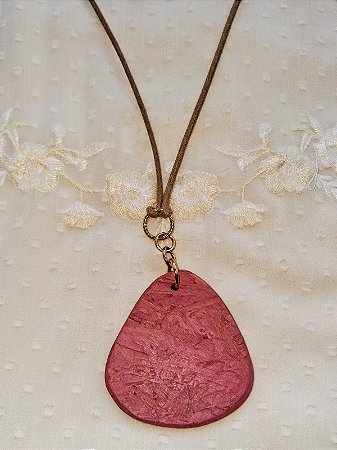 Colar Longo de Cordão Encerado e Pingente Rosa