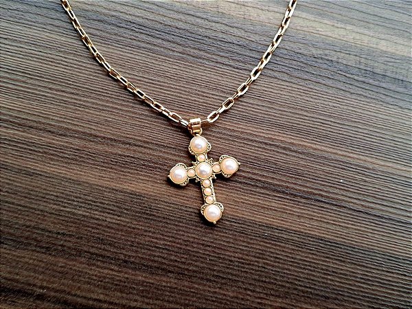 Colar Pingente Cruz com Pérolas Dourado – Corrente Cartier | Coleção Fé