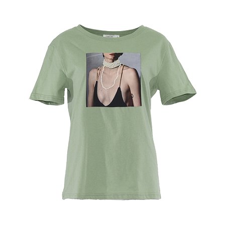 T- SHIRT MULHER COM COLAR DE PÉROLAS