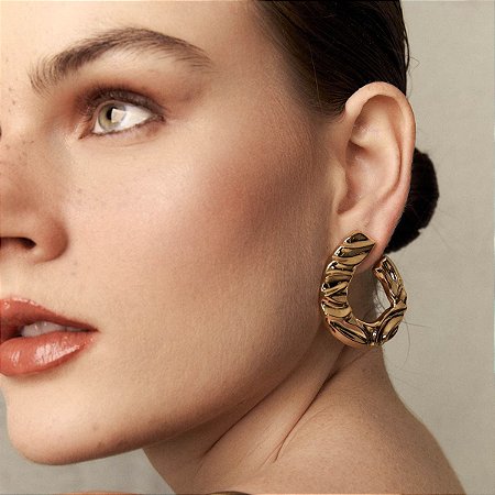 Brinco Maxi Meia Argola Martelada Ouro