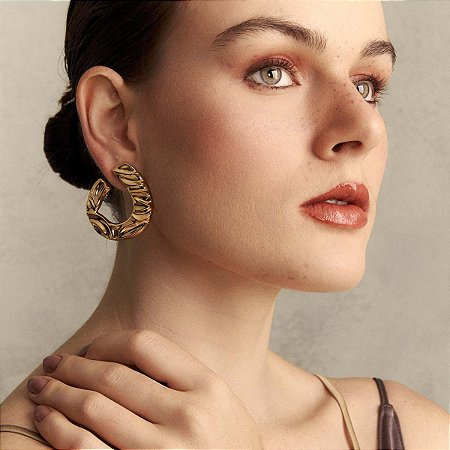 Brinco Maxi Meia Argola Martelada Ouro