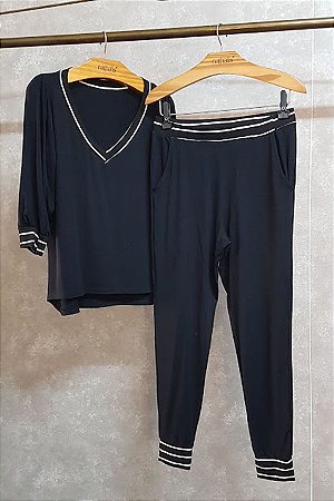 CONJUNTO PRETO EM MALHA COM DETALHE LISTRAS BRANCAS