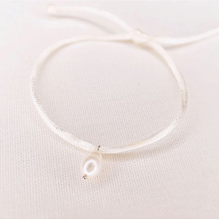 Pulseira Seda 1 Nó Cor Off White  c/ Pingente Pérola