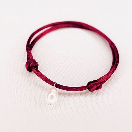 Pulseira Seda 2 Nós Cor Vinho  c/ Pingente Pérola