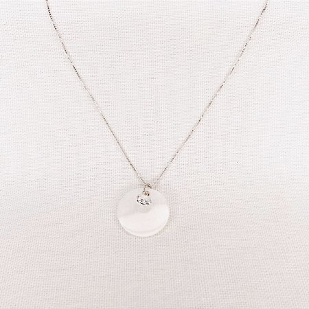 Colar c/ Pingente de Medalha de Madrepérola e Ponto de Luz