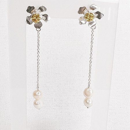 Brinco Flor c/ Pérolas e Pedra na Cor Citrino