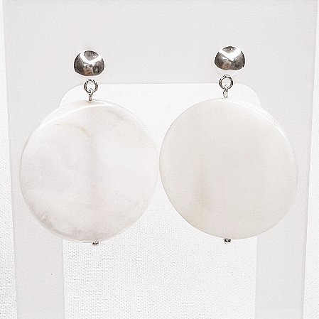 Brinco c/ Pingente de Medalha de Madrepérola Grande