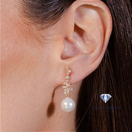 Brinco com pérola shell e base de zircônias