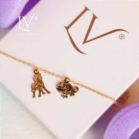 Pulseira infantil com corrente mini elo e pingentes Enrolados