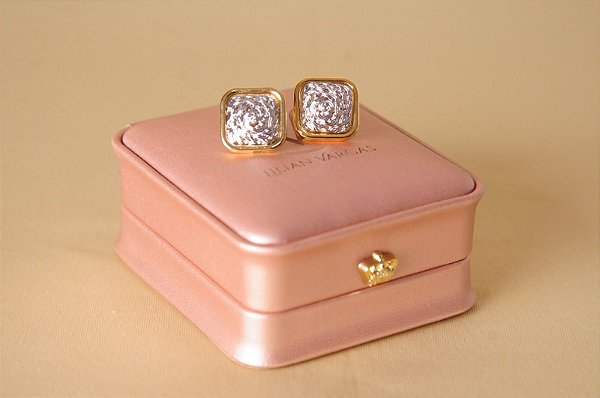 Brinco quadrado dourado e branco