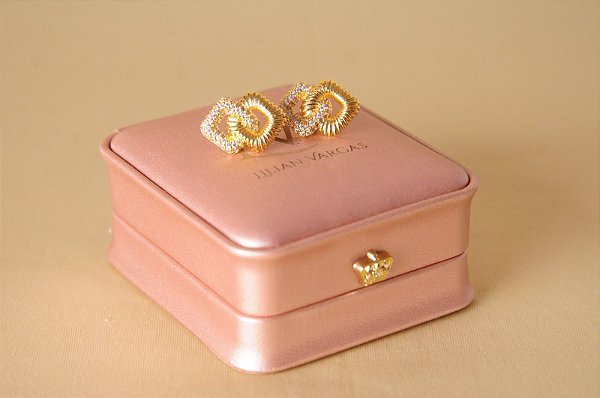 Brinco dourado losango liso e cravejado